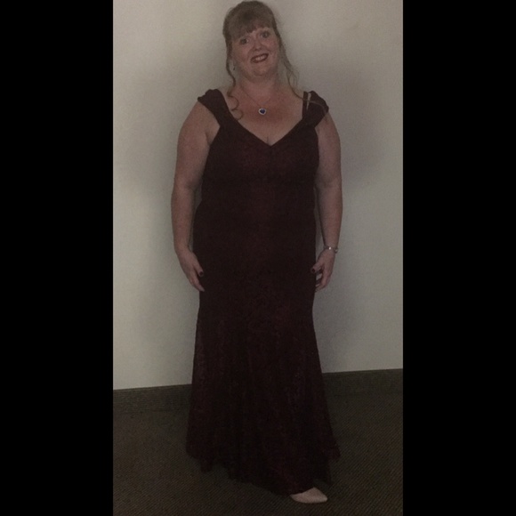 Cold-Shoulder Glitter Lace Mermaid Dress - Picture 14 of 14